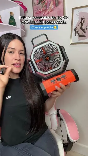 Ventilador portátil recargable de 20,000 mAh, ideal para camping, emergencias, apagones, viajes o actividades al aire libre. Cuenta con potente doble motor, luz LED integrada, control remoto y gancho giratorio de 360° para colgarlo donde lo necesites. Además, su batería de larga duración puede utilizarse para cargar dispositivos móviles cuando estés fuera de casa.#ventilator #ventiladorrecargable #paratiiiiiiiiiiiiiiiiiiiiiiiiiiiiiiiiii🦋 #tiktokshopcreatorpicks #TikTokShop 
