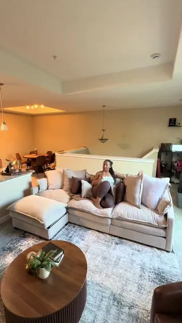#dyamondnicole #movingvlog #couch #decor #newhome 