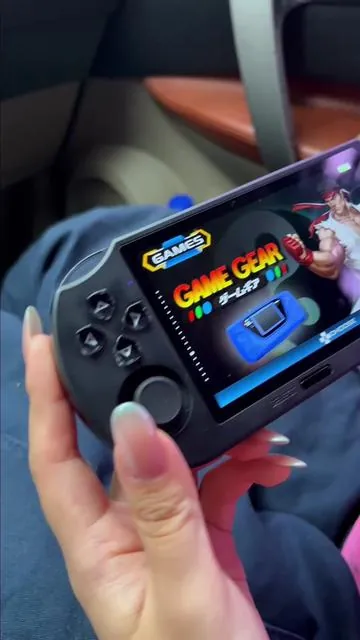 ¿Quieres volver a esa época en la que no había Wi-Fi, solo diversión y juegos? 🎮✨ Esta consola SF3000 tiene más de 3,000 juegos clásicos de los 90’s. ¡Desde Mario hasta Pokémon, King of Fighters y F1 Racing, todos los favoritos de la infancia están aquí! #qamesconsole #SummerVibes #90skids #TikTokShopDealsforYouDays #fathersdaygift 