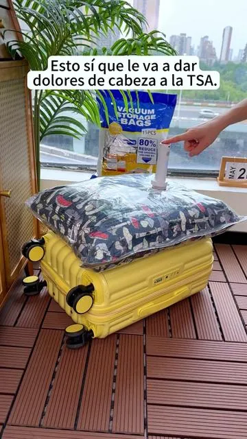 Deja de llenar tus abrigos de invierno y suéteres pesados en el armario con este conjunto de almacenamiento al vacío. Dobla, cierra, presiona el botón y mira cómo se encoge. Ahorro de espacio, sin desorden, perfecto para la familia o para viajar! 🧥 ✨ Haga clic en el enlace y empacar ahora! #WinterStorage #SpaceSaver #VacuumStorage #HomeOrganization #TrucoDeViaje