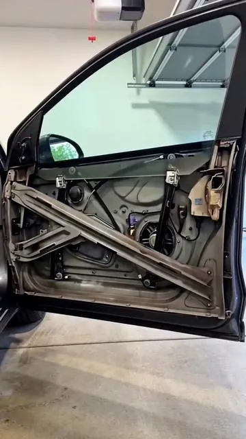 A universal shock-absorbing pad for door locks that can be used for any vehicle model. It effectively protects the car doors!#tiktokshop #tiktokshoprestock #tiktokshopholidayhaul #dealsforyoudays #summervibes☀️ 