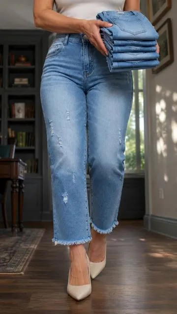 These jeans make a simple crop top look instantly put together 🔥 #DenimPants #SummerOutfit #ChicDenim #WomensFashion #TikTokMadeMeBuyIt 