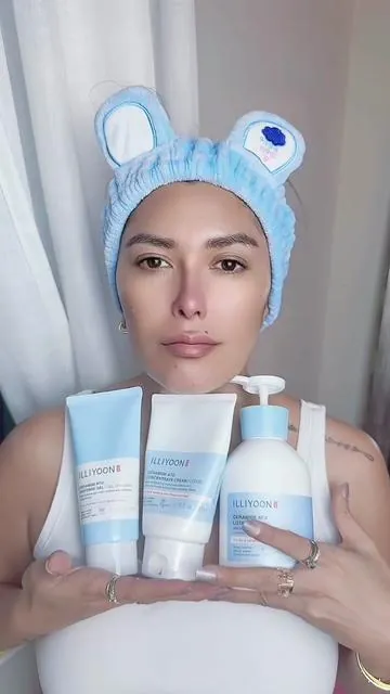 This Ceramide Ato Soothing Gel feels like a refreshing drink of water for my skin! The instant cooling effect is perfect for hot summer days, while the ceramides help keep my skin feeling hydrated, calm, and comfortable. Lightweight, non-sticky, and so refreshing after being out in the Texas heat. 🌿✨ #illiyoon #CeramideAtoSoothingGel #SummerSkincare #CoolingSkincare #HydratedSkin  