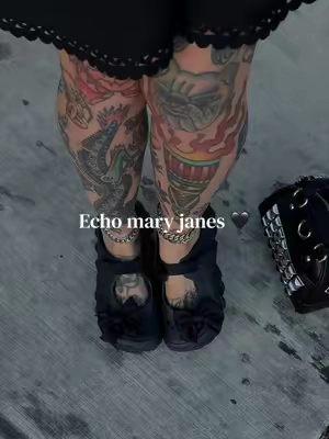 True to size, if you’re a half size then size down 🖤 @Crocs #crocs #maryjaneshoes #altoutfits #darkaesthetics #sliponshoes 