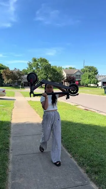 #creatorsearchinsights #escooter #electricscooter #summerwins #tiktokshopcreatorpicks  Electric scooter, 350W motor, Max 19mph, 4-speed, 36V battery, 15-mile range, app-controlled.  @AOPOSHOP US 