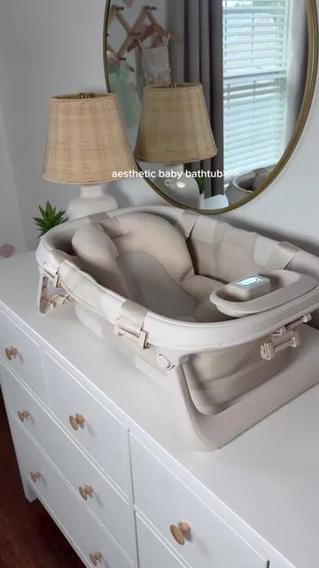 This baby bathtub is proof that practical can still be beautiful 🤍 The built-in thermometer displays the exact water temperature and even color-codes it for you: 💙 Too cold ❤️ Too hot 💚 Just right One less thing to worry about during bath time, and one more reason I wish I had this with my first baby. ✨ #babybath #newbornessentials #jooldreamteam #joolsuperweekend #babysafety @Jool Baby 