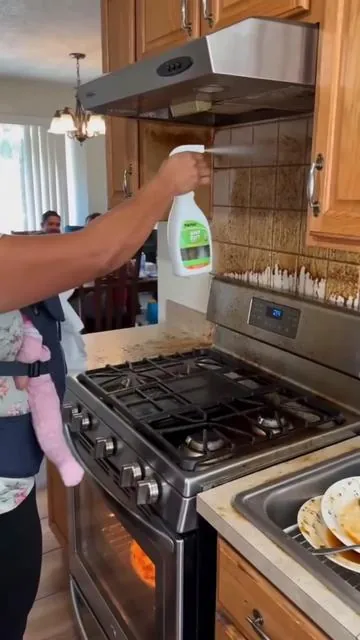 ¡Paredes, azulejos, ollas, hornos… esta botella puede encargarse de toda tu cocina!  #CleaningTools #springcleanin#cleaningTikTok #deepcleaning #Cleaning 
