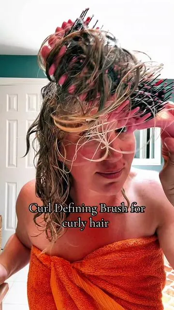 Curl defining hair brush for curly hair is a must have! #tiktokshopcreatorpicks #dealsforyoudays #summervibes #curlyhair 