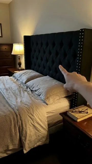Esta cama negra le da a mi cuarto ese aire clasico y atemporal. Cabecera alta capitone, tachuelas aplicadas a mano. 🖤🛏️ #RecamaraClasica #DecoracionDelHogar