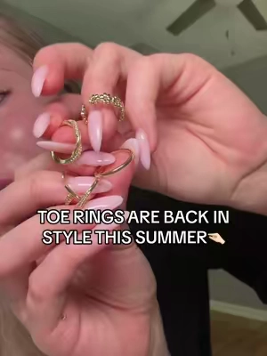 Love me some toe rings! #toerings #jewelry #tarnishfree #summermusthaves #daintyjewelry 