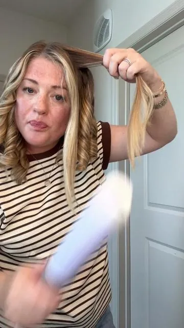 No curling iron tutorial needed! This hot tool does it for you!! 🙌🏻🙌🏻🙌🏻 #sheglam #curlingiron #automaticcurlingiron 