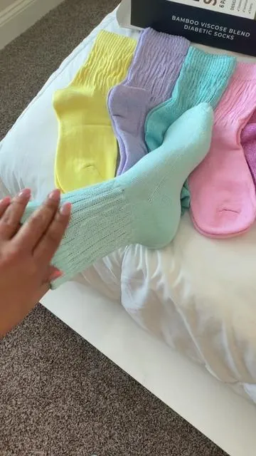 Medias de bambú diseñadas para personas con diabetes, neuropatía, mala circulación o pies sensibles. Son súper suaves, transpirables y no aprietan la pantorrilla, brindando mayor comodidad. #diabeticsocks #neuropathyrelief #healthyfeet #tiktokmademebuyit #TikTokShopFinds 