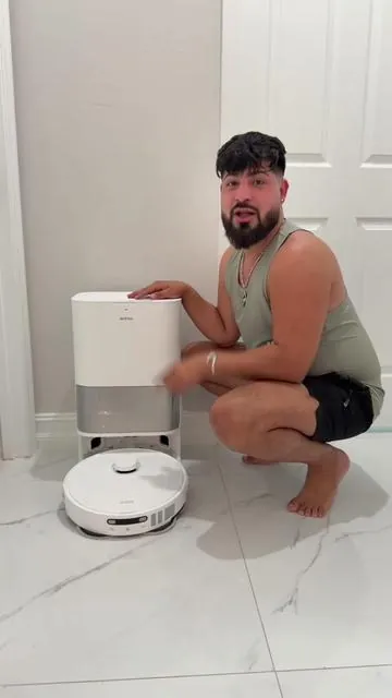 NIÑOS MASCOTAS VISTAS EN CASA? Ya eso no es algo que cause estrés porque está fregadora de piso hace todo por ti hasta se auto limpia…utiliza AI para detectar obstáculos y la suciedad que no vemos!!!    #SummerVibes #vacuumcleaner #mova @MOVA USA Official 