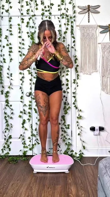 Most people don’t realize foot placement + stance changes everything on a vibration plate. Here’s how I get the most out of mine  💪🏼✨ @Merach fitness #vibrationplate #homeworkout #fullbodyworkout #homeworkoutsforwomen #lymphaticdrainage 