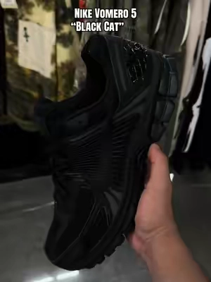 Nike Vomero 5 black cat 🐈‍⬛ 😍 all black Nike shoes #vomero5 #nikevomero5 #blackshoes #gymshoes #tripleblack 