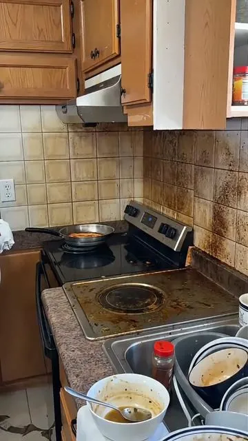 ¡Paredes, azulejos, ollas, hornos… esta botella puede encargarse de toda tu cocina!  #CleaningTools #springcleanin#cleaningTikTok #deepcleaning #tiktokshopspringglowup 