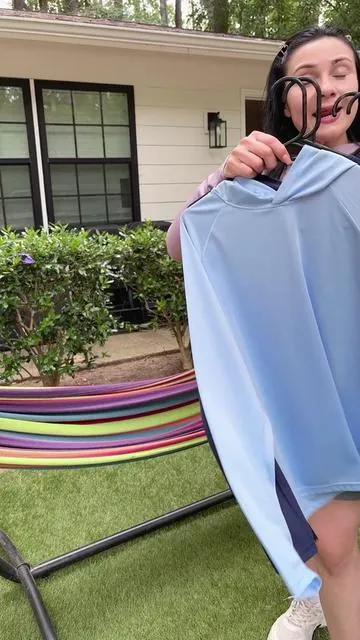 Camisas perfectas para usar en el verano, específicamente para protección solar #hoodies #sunprotectionshirt #camisasmangalarga #outdoors #dealsforyoudays 