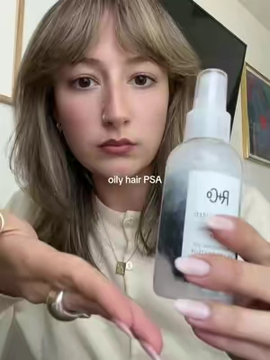 i think i’ve tried every dry shampoo on the planet this point but this is def in my top 3 #dryshampoo #oilyhair #hairhack #dryshampoohack #dryshampootutorial 