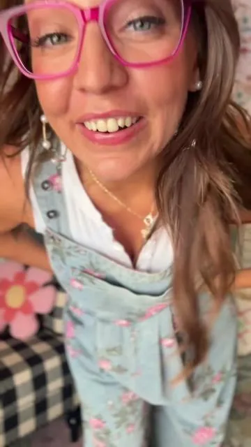 Stoppppp it! These overalls are my ABSOLUTE favorite, yall!! The florals & the fit are everything!! #overalls #overallsoutfits #widelegoveralls #wideleg 