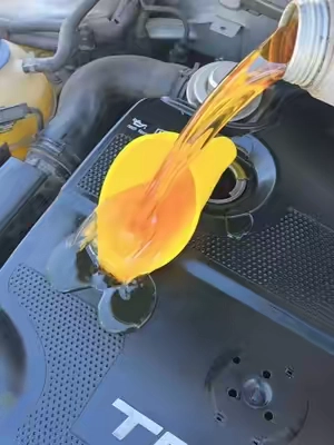 This kit includes a large clear funnel with a 1.5-quart capacity, a built-in shutoff valve, and 12 different adapters designed to fit a huge variety of engines. Instead of balancing a loose funnel and hoping it doesn't tip over, you simply attach the correct adapter, lock the funnel onto the engine, and pour with confidence. #OilChange #CarMaintenance #dealsforyoudays #tiktokshopsummersale #tiktokshopdealsforyoudays @Horusdy @Horusdy_tools 