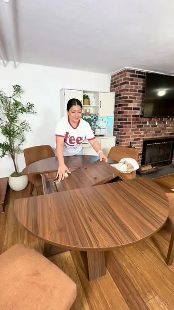 TÍTULO La mesa perfecta para comedores pequeños 🍽️ DESCRIPCIÓN ¿Tu comedor se siente pequeño? Esta mesa redonda expandible te ayuda a aprovechar mejor el espacio todos los días y te da espacio extra cuando llegan visitas. Elegante, funcional y perfecta para hogares modernos. HASHTAGS #DealsForYouDay #SmallDiningRoom #DiningRoomDecor #SpaceSavingFurniture   #creatorsearchinsights 