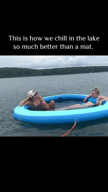 So much better than laying on a mat on top of the water. We love this for the lake and our pool! @amerlifeofficial #waterhammock #lakeday #poolfloat #summervibe #dealsforyoudays 