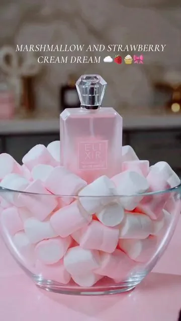 The most delicious marshmallow and strawberries and cream fragrance! ☁️🍓🧁🎀 #marshmallowperfume #elixirperfume #marshmallowscent #gourmandperfume #gourmand 