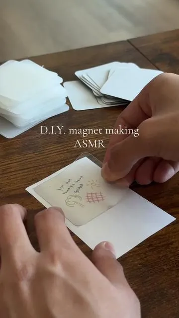 Looking for a cleaner way to display photos on your fridge? These clear magnetic photo frames turn pictures, artwork, and memories into custom fridge magnets. #FridgeOrganization #FridgeMagnets #MagneticFrame #FamilyPhotos #KitchenDecor