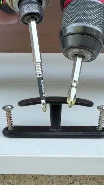 Punta convencional ❌ Punta magnética ✅ Facilita la fijación con una sola mano.#fathersday #ScrewdriverBits #MagneticDrillBit #DIYProjects #S2Steel 