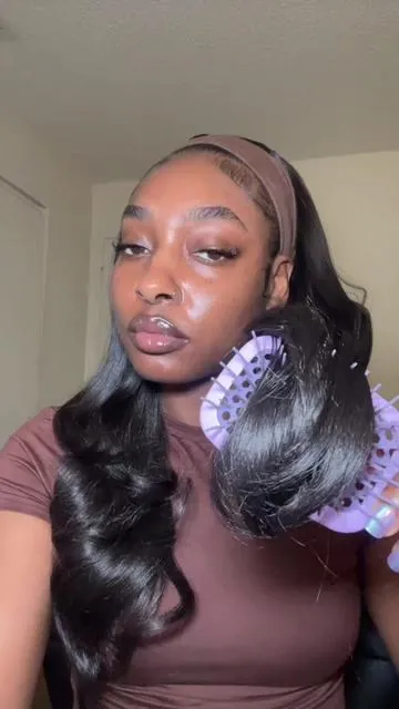 Soft curls, layered and look so good w/ this natural black color omg. My new go-to cause whaat?! #gluelesswig #headbandwig #beginnerwig #lushhautewig #easywiginstall 