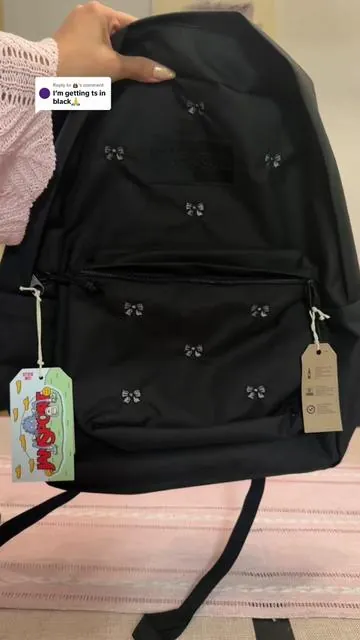 Replying to @👸🏽 the black is so pretty 🎀🖤 @Tillys #promotion #jansportbowbackpack #bowbackpack #jansportbackpack #dealsforyoudays 