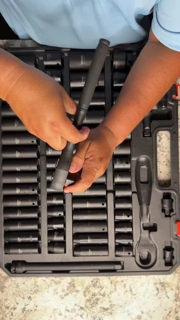 Deja de perder el tiempo buscando el dado correcto o rompiendo herramientas comunes en los trabajos pesados! 🛠️💥 Juego de Dados de Impacto VEVOR de 1/2" (65 Piezas): El kit profesional definitivo que todo mecánico, contratista o apasionado de la mecánica necesita en su taller. está fabricado en acero CR-V de alta resistencia, diseñado para aguantar el castigo de llaves de impacto eléctricas o neumáticas sin deformarse. Incluye dados profundos y estándar en medidas SAE y Métricas, extensiones, adaptadores, junta universal y una matraca de 72 dientes. Con una calificación de 4.6 estrellas y más de 27,000 unidades vendidas, es un verdadero "Superventas". ¡Aprovecha la promoción con envío gratis y ordena el tuyo hoy mismo desde el carrito naranja! 🚗🚛⚡ #TikTokShopFinds #DadosDeImpacto #VevorTools #MecanicaAutomotriz #HerramientasDeTaller