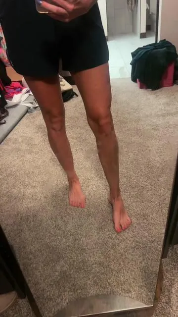 I finally found a self-tanner that doesn’t feel like a self-tanner. ✨ I’ve been using Jergens Natural Glow Hydrating Moisturizer (Medium to Deep) every night before bed instead of my regular lotion, and my skin has never looked better. It’s keeping my skin soft, hydrated, and giving me the prettiest natural bronze glow without streaks or that fake orange look. 🤎 The best part? It takes zero extra effort because it’s already part of my nighttime routine. Wake up, glow up. ☀️ #JergensNaturalGlow #BronzedSkin #SelfTannerHack #GlowUp #TikTokMadeMeBuyIt 
