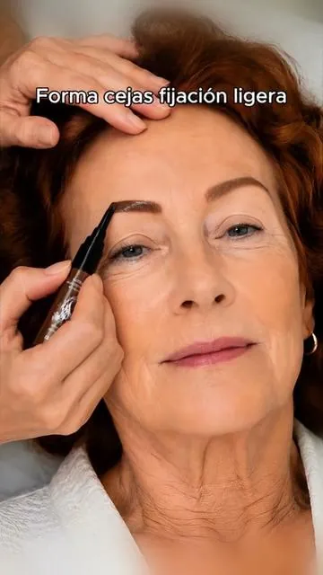 Gel modelante peelable para cejas fija cada pelo, se despega fácilmente sin irritar la delicada piel de la zona#PeelOffBrowGlue#LongHoldBrowStyling#GentleBrowRemoval#NoIrritateBrowGel#DefinedBrowShaper