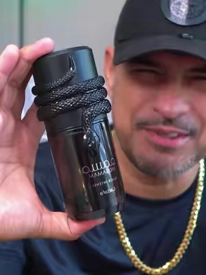 Lattafa Musamam Black Intense es un perfume oriental amaderado e intenso, de carácter cálido y especiado que destaca de noche. En la mezcla se sienten notas de azafrán y especias sobre un fondo de ámbar, oud y maderas que le dan profundidad y proyección. Su estela es envolvente y dura buenas horas en la piel, ideal para clima fresco. Perfecto para cenas, salidas de noche y ocasiones especiales donde quieres dejar huella. #lattafa #perfumeintenso #fraganciaamaderada #perfumedenoche #aromaoriental