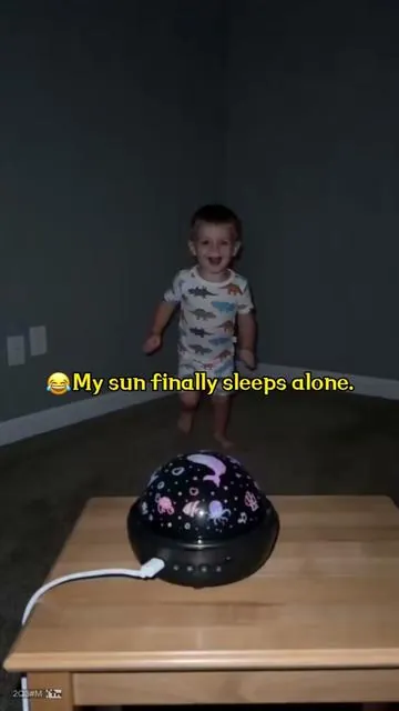 😂 My kid finally sleeps alone.#Onefirenightlightforkids#SoothingLight #BedtimeRoutine#nightlightprojector#kidsgifts 