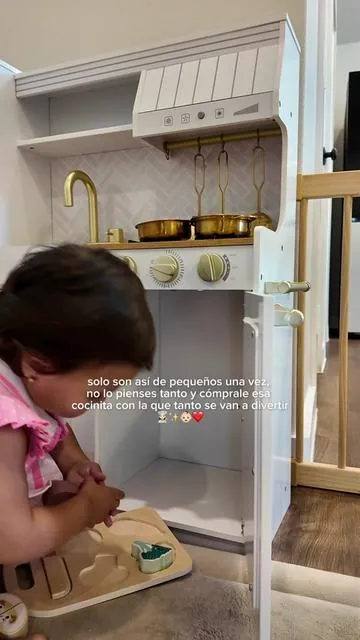 La cocinita que mi bebé ama 👩🏻‍🍳✨ #cocinadejuguete #toddlerkitchen #toddlertoys #juguetesmontessori #pretendplay