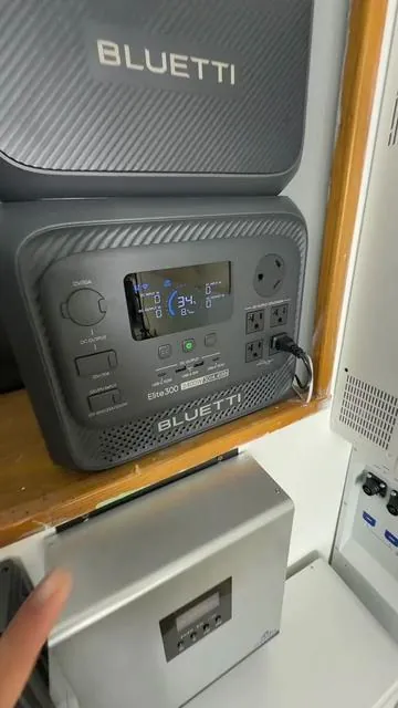 🔋 BLUETTI Elite 300 • ⚡ 3072Wh de energía para largas jornadas. • 🔌 Inversor de onda pura de hasta 3000W para alimentar equipos exigentes. • ☀️ Entrada solar de alto voltaje para recargas más rápidas. • 🔋 Batería LiFePO4 de larga vida útil. • 🏕️ Ideal para RV, emergencias, y trabajo en el sitio. 🚨 ¡Potencia confiable para tus aventuras y tu hogar, sin interrupciones! #Summervibes #Fatherday #DealsForYouDays #BLUETTI #offgridpower 