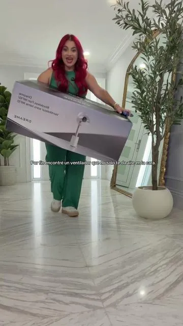 Después de probar tantos ventiladores, este me sorprendió por su diseño y por cómo distribuye el aire en toda la habitación. Tiene cobertura de hasta 270°, 10 velocidades, varios modos de funcionamiento y ajusta el flujo de aire según la temperatura. Además, no tiene aspas expuestas, así que se ve moderno y es ideal para hogares con niños o mascotas. Si buscas refrescar espacios grandes sin tener un ventilador gigante ocupando medio cuarto, este vale la pena verlo. ✨🌬️ #dreamemf10#modernfan#tiktokshopcreatorpicks#tiktokshopdealsforyoudays#tiktokshopsummerturnup  
