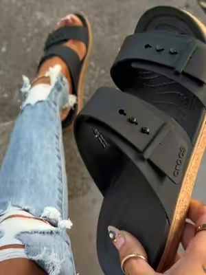 Absolutely obsessed with this cork sole! @Crocs #crocs #crocssandals #comfysandals #tiktokshopcreatorpicks #dealsforyoudays 