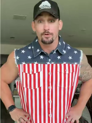 Paired with some cutoff blue jeans… 4th of July couldn’t come any quicker dude 🤣 #americanflagvest #patriotic #mensfashion 