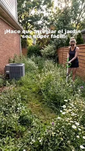 "Lo más molesto de cuidar el jardín es recortar el césped a lo largo de la cerca de madera.  Esta bestia de 21V puede deslizarse pegada a la madera sin dañar la valla en lo absoluto. clic abajo para lograr un borde perfecto en tu cerca!"#lawnedging#satisfying##weedwacke