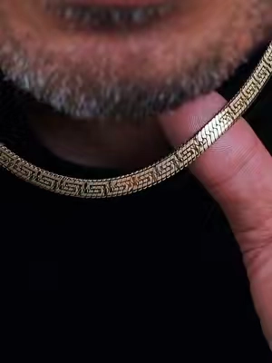 La cadena Holylegend con patrón griego es un collar para hombre con baño de oro 14K y un tejido plano que luce el clásico diseño de grecas. Su tono dorado combina lo mismo con una playera casual que con una camisa para ocasiones más arregladas. Está hecha para aguantar el uso diario y mantener su brillo sin oscurecerse con el tiempo. Viene en distintos largos y es un detalle que sube cualquier atuendo, además de funcionar muy bien como regalo. #cadena #cadenahombre #patrongriego #estilomasculino #accesorios 