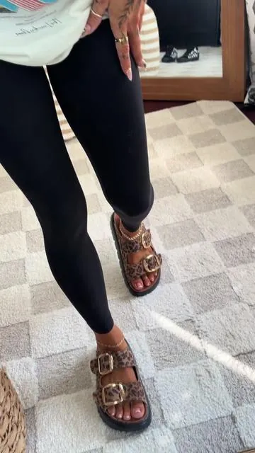 Finally got my hands on them! So cute and comfy🖤 @EVELLYHOOTD US #evellyhootd #platformsandals #affordablesandals #lookalike #dealsforyoudays 