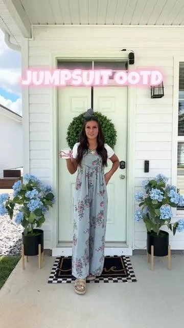 This floral jumpsuit is SO CUTE 🌸 #jumpsuit #floral #denimfashion #denimjumpsuit #summerlooks 