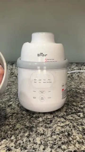 🥕🥦Prepara comida casera para tu bebé de forma fácil y rápida con este práctico equipo 2 en 1 que cocina al vapor y licúa en un solo dispositivo. Conserva los nutrientes y sabores de los alimentos, permite ajustar la textura según la etapa de desarrollo de tu bebé y está fabricado con materiales seguros, libres de BPA. Además, sus piezas aptas para lavavajillas y función de autolimpieza facilitan la limpieza. Un regalo ideal para nuevos padres✨ #babyessentials #SummerVibes #babyfood #babyfoodmaker #babytok 