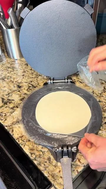 Esta máquina te deja las tortillas bien delgaditaa y parejitas es de hiero fundido #foryourpage #tortillas #tiktokshop #paratiiiiiiiiiiiiiiiiiiiiiiiiiiiiiii #tortillas 