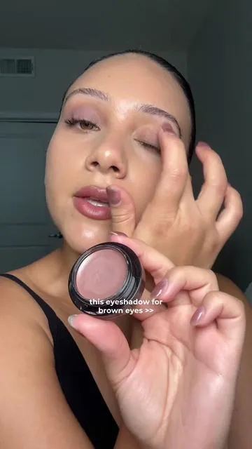 Using the shade Social 🤍 @MERIT Beauty #merit #eyeshadow #eyeshadowtutorial #tiktokshopcreatorpicks #dealsforyoudays 