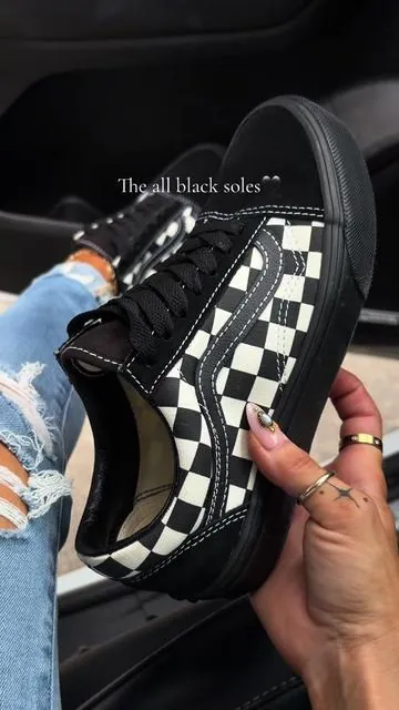 This all black sole is everything🔥👌🏼 @vans #vans #vansshoes #oldskoolvans #tiktokshopcreatorpicks #dealsforyoudays 
