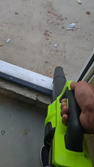 JQX Cordless Electric Leaf Blower con batería recargable de 21V, cargador rápido y motor de doble velocidad. Ideal para limpiar hojas, polvo, residuos ligeros y áreas alrededor del hogar, patio, garage o entrada. Su diseño inalámbrico facilita el transporte y permite trabajar con mayor comodidad sin depender de cables. 🔥 Disclosure: This description may contain affiliate links. I may earn a commission at no extra cost to you. Voice & likeness protected | No AI use without permission #DealsForYouDays #SummerWins #LeafBlower  #YardWork #OutdoorTools